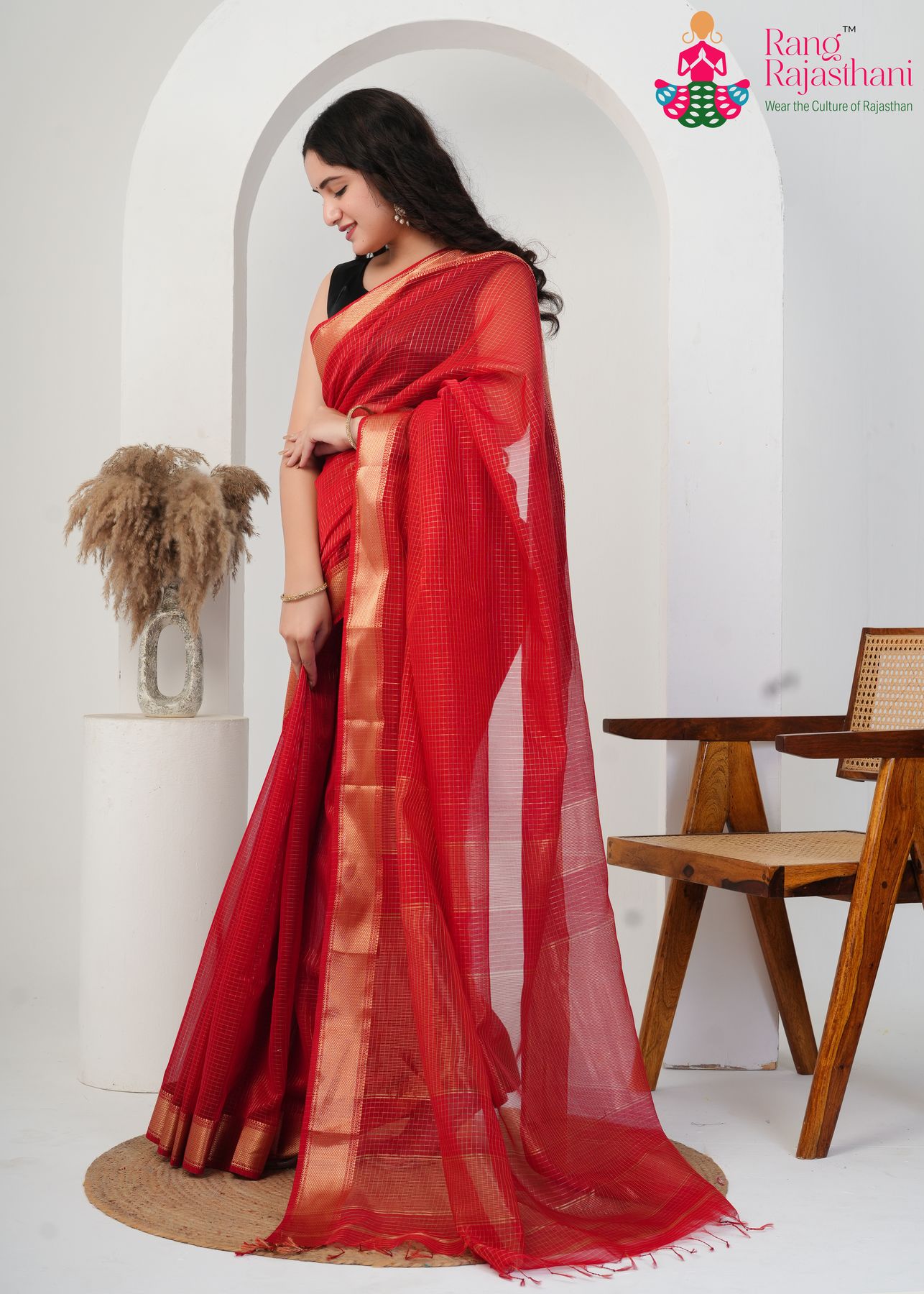 Red Maheshwari Silk Classic Saree : Timeless Poise