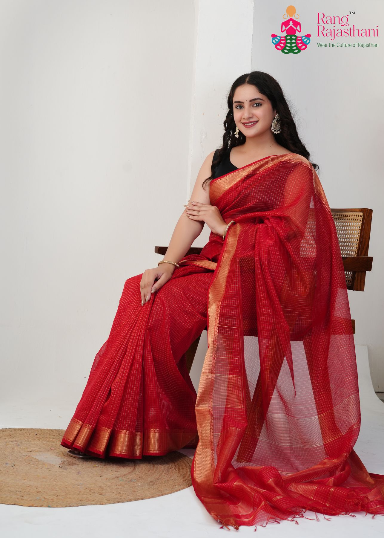 Red Maheshwari Silk Classic Saree : Timeless Poise