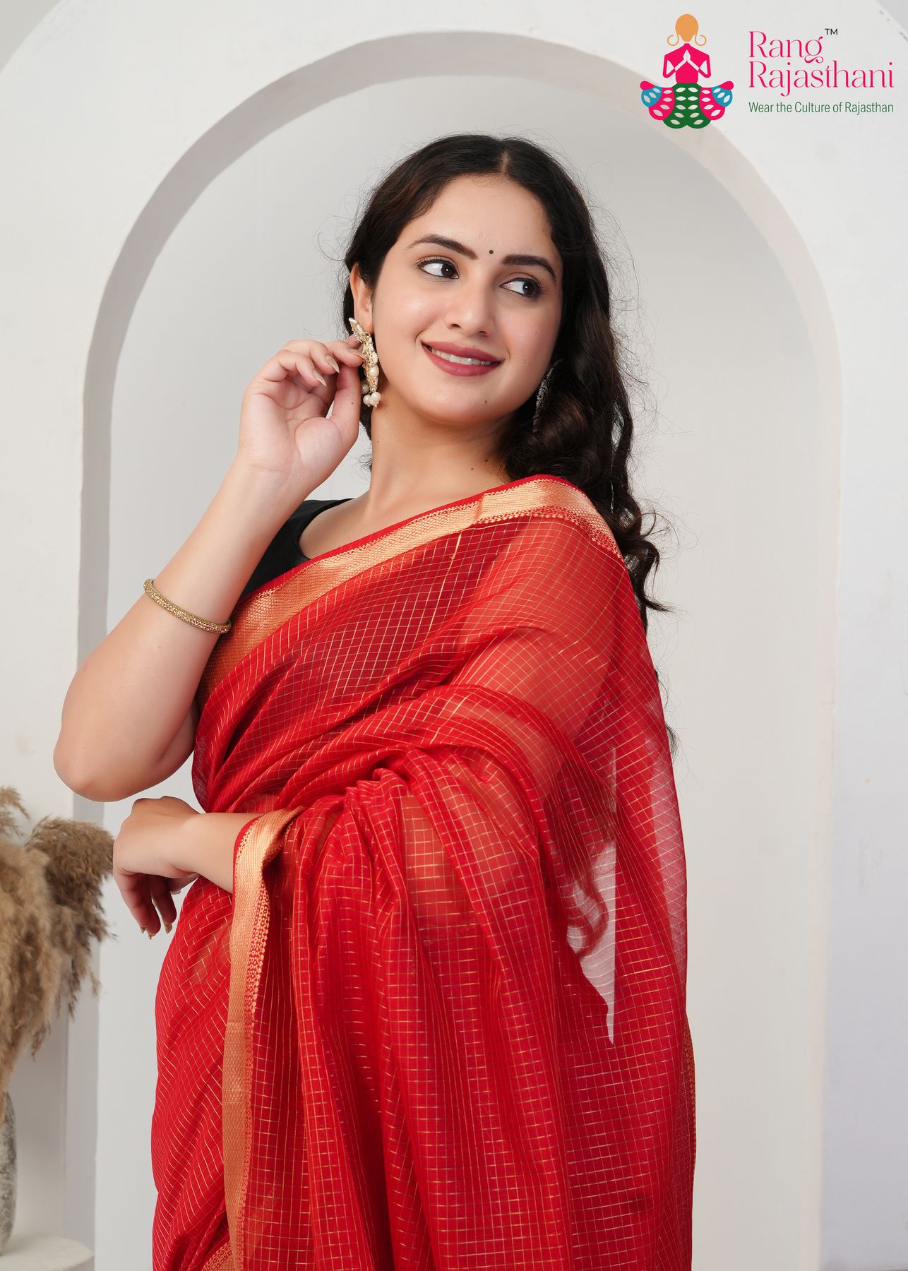 Red Maheshwari Silk Classic Saree : Timeless Poise