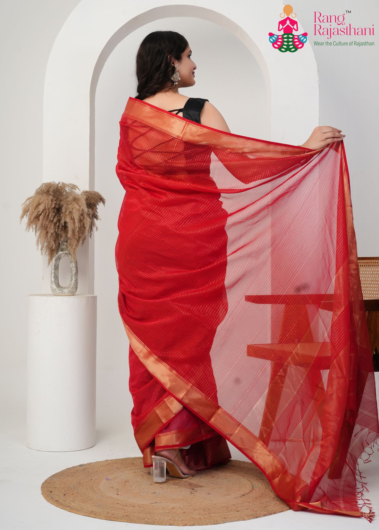 Red Maheshwari Silk Classic Saree : Timeless Poise
