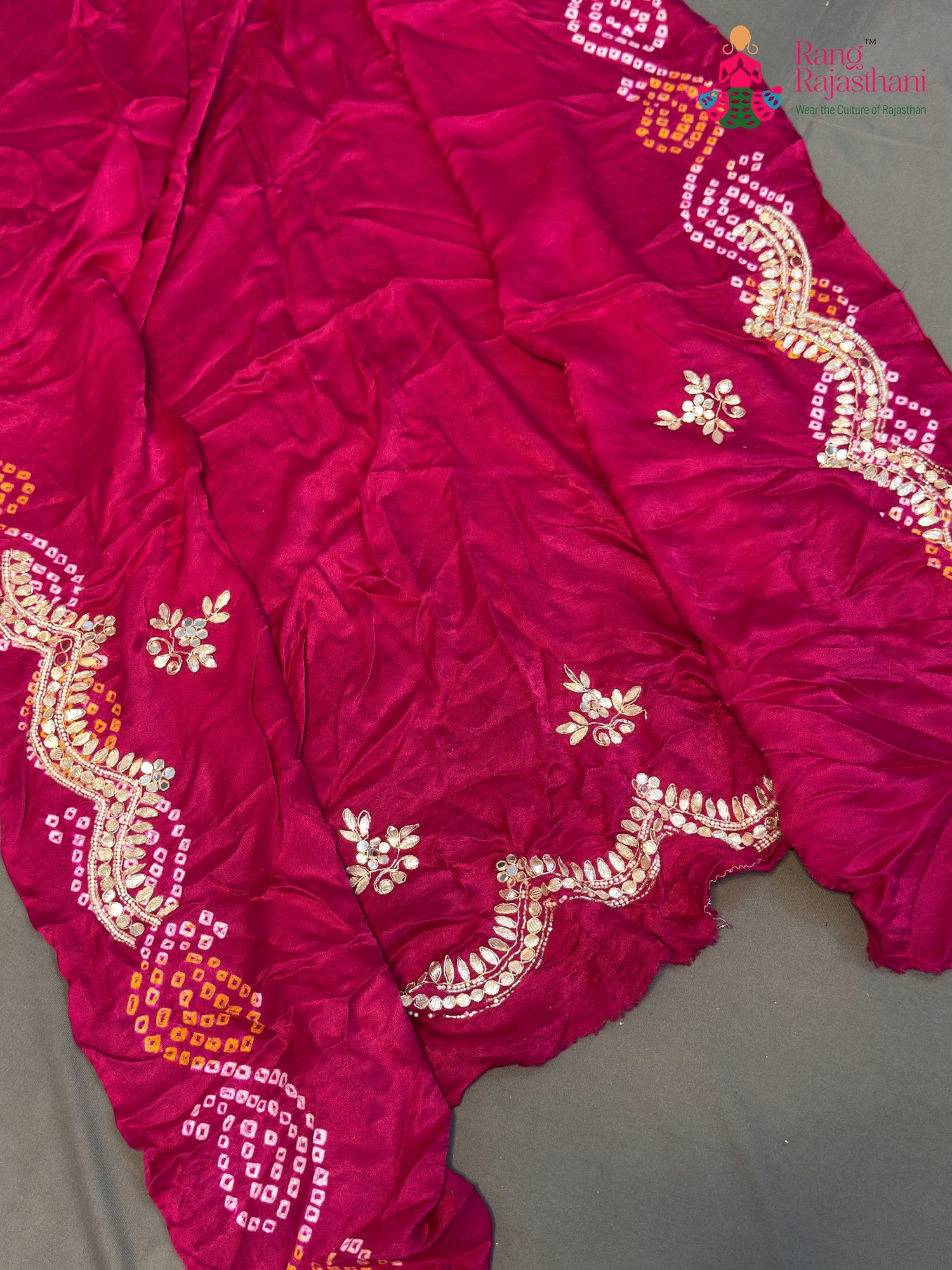 border detail of cream semi gaji silk bandhani lehenga chunni