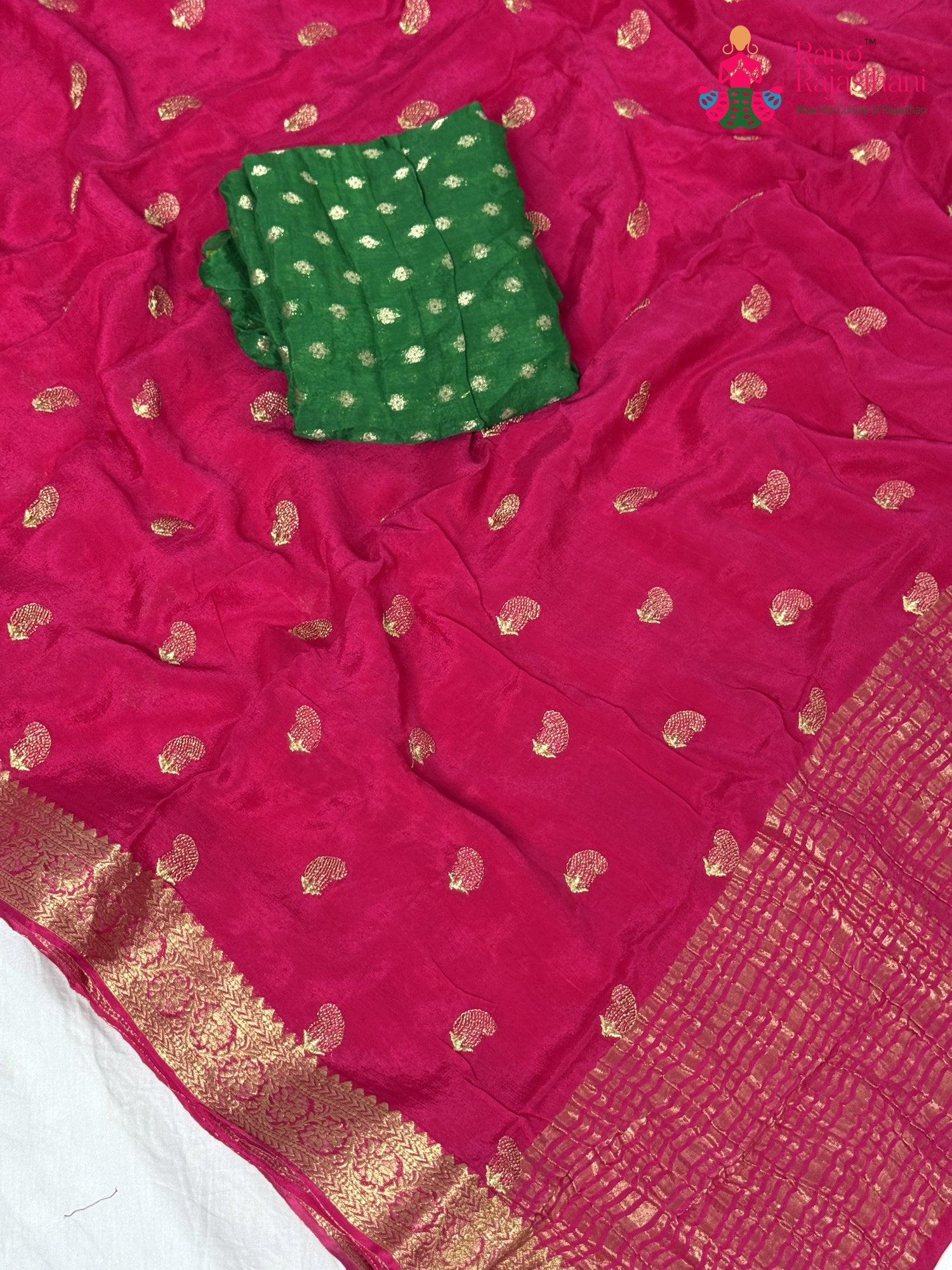 fabric texture of graceful rani fabric saree