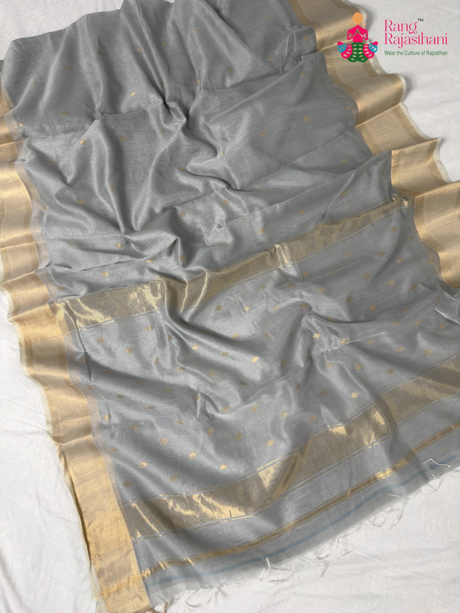 fabric texture of gray pure maheshwari silk khaddi saree