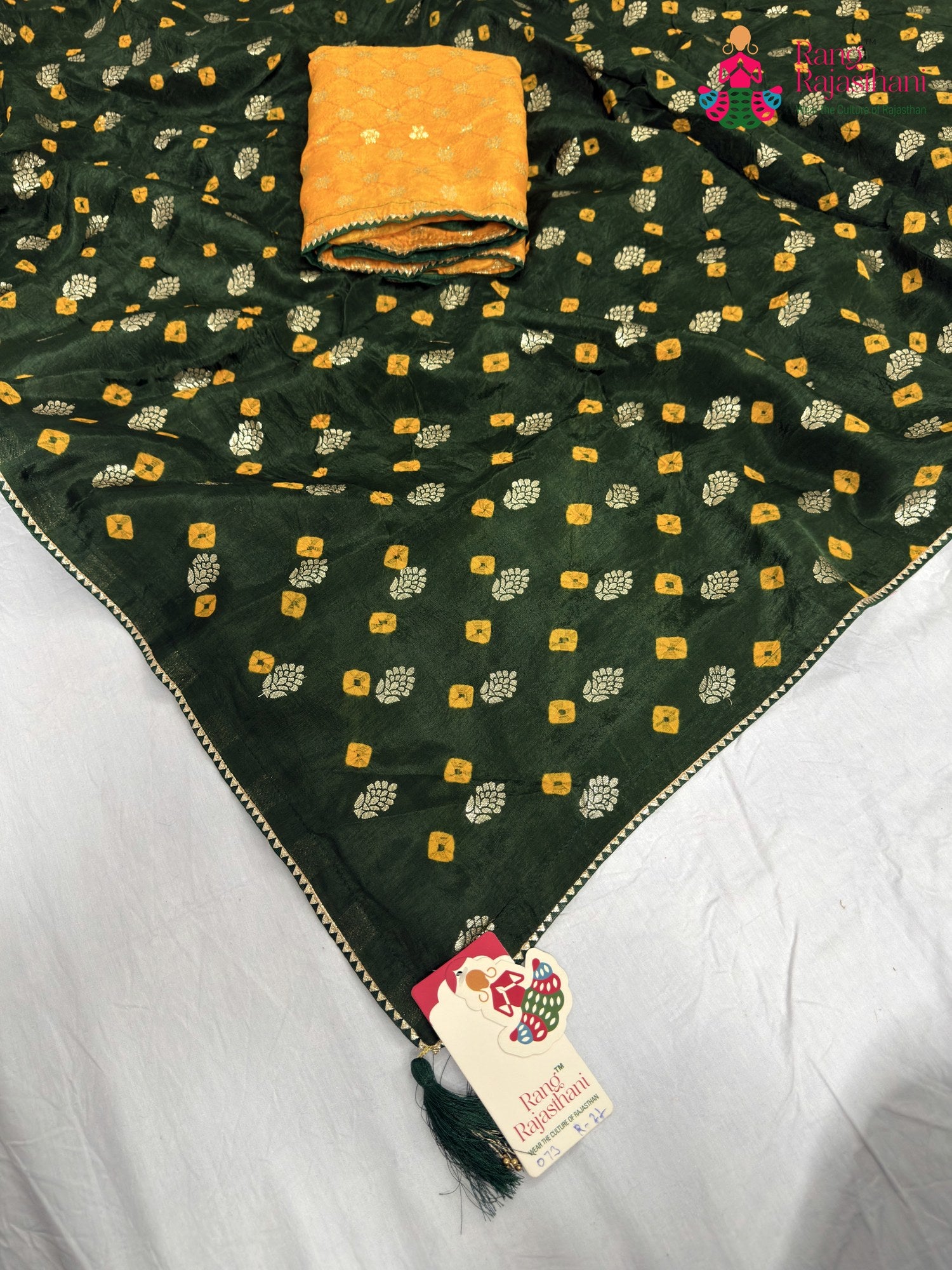 close up detailing of green pure dola silk bandhani saree