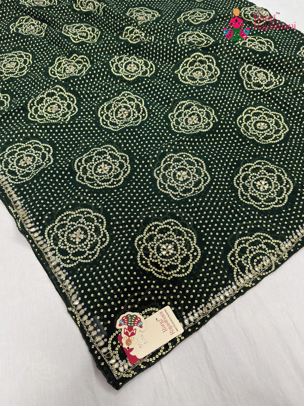 pallu detailing of green synthetic bandhani saree