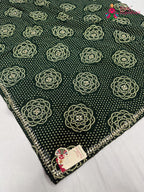 pallu detailing of green synthetic bandhani saree