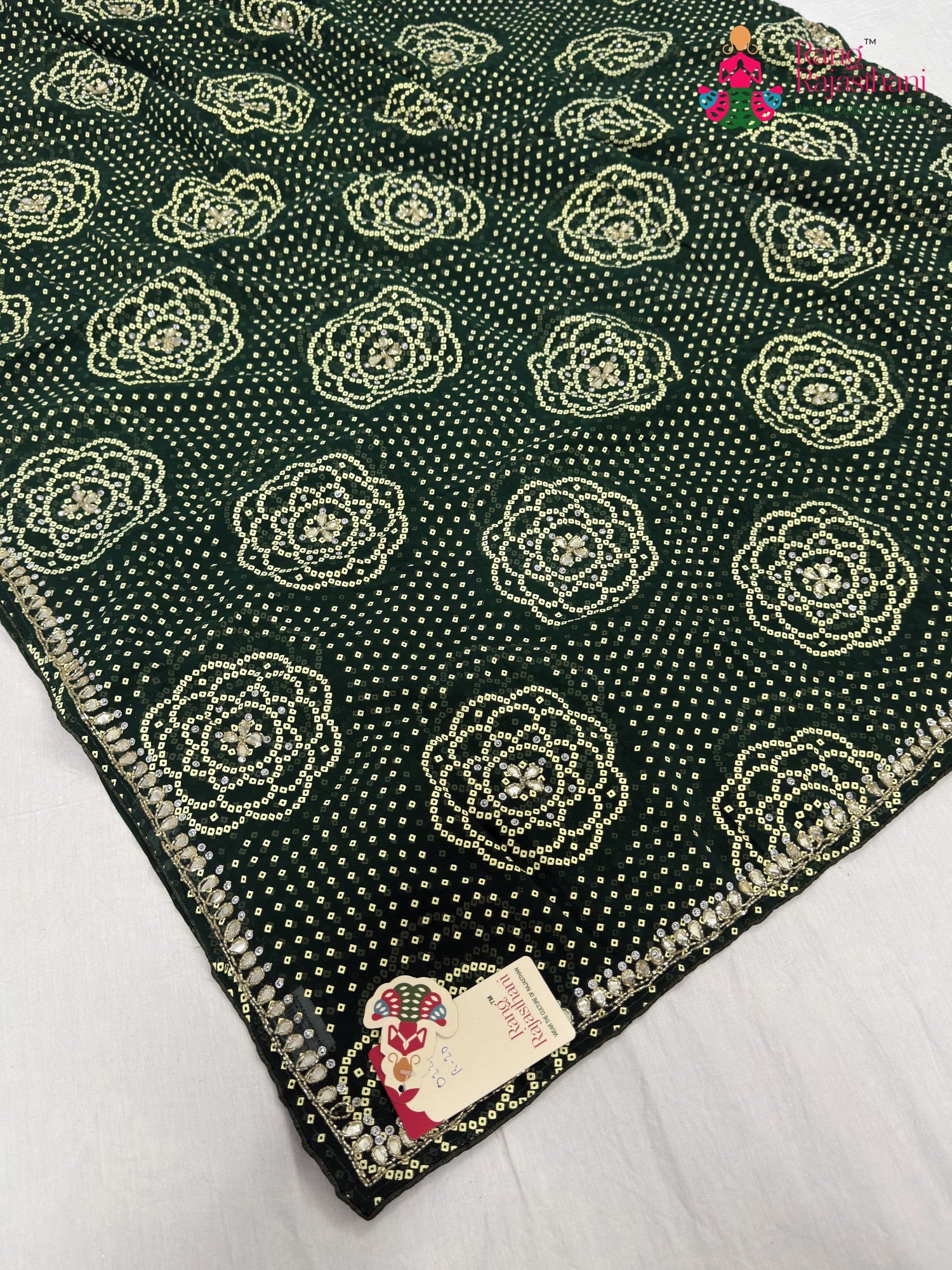 pallu detailing of green synthetic bandhani saree