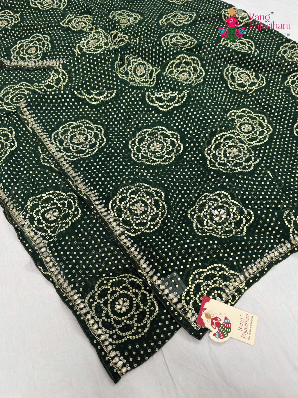 close up detailing of green synthetic bandhani saree
