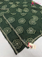 close up detailing of green synthetic bandhani saree