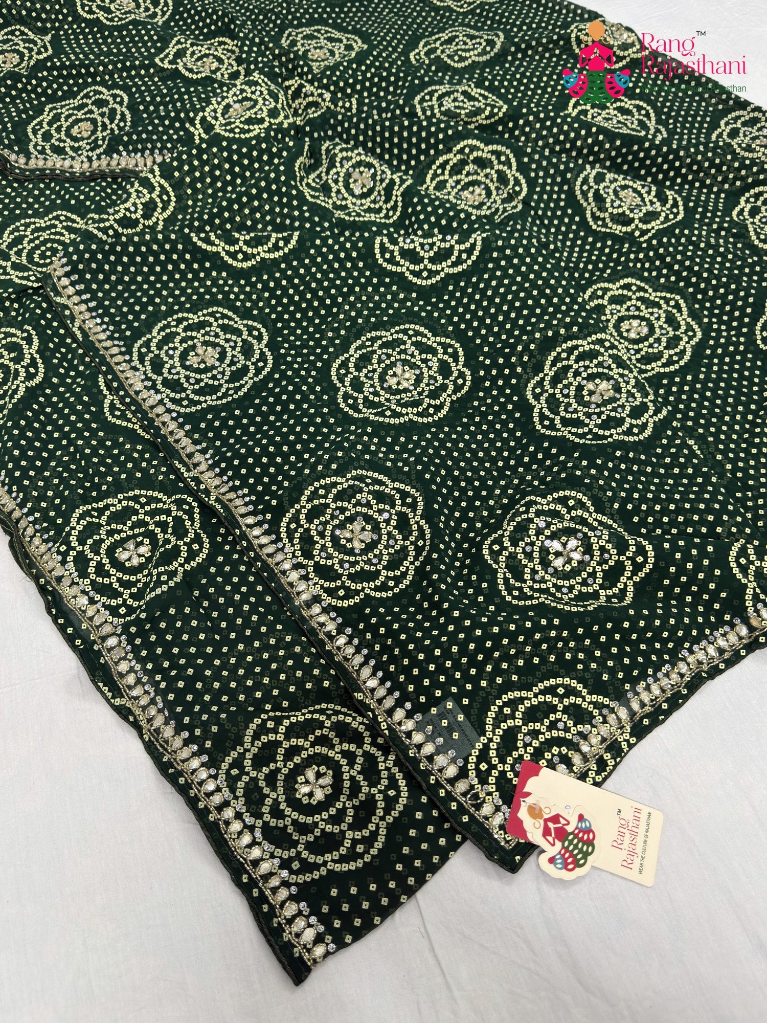 close up detailing of green synthetic bandhani saree