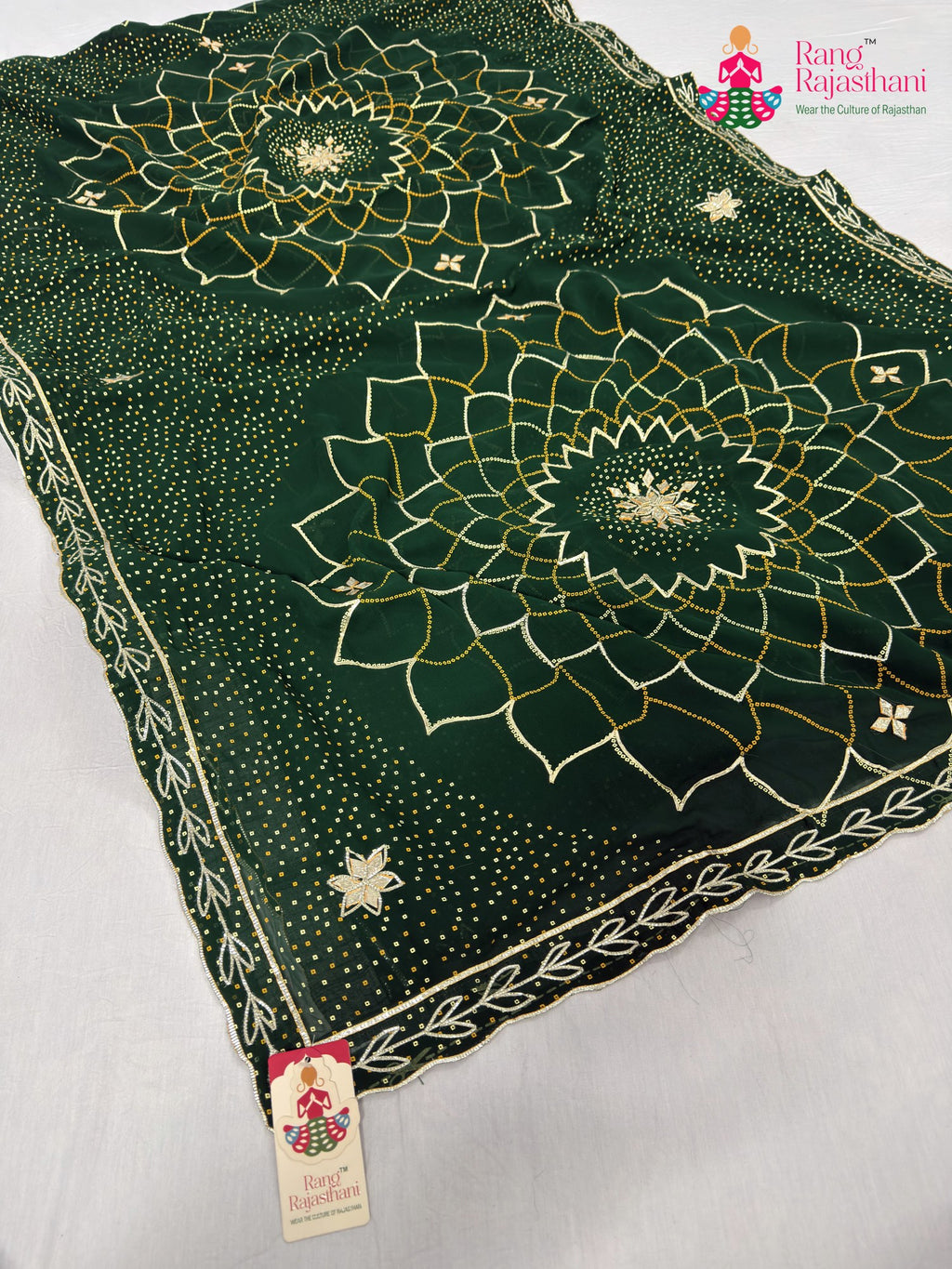 pallu detailing of green synthetic bandhani saree