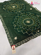 pallu detailing of green synthetic bandhani saree