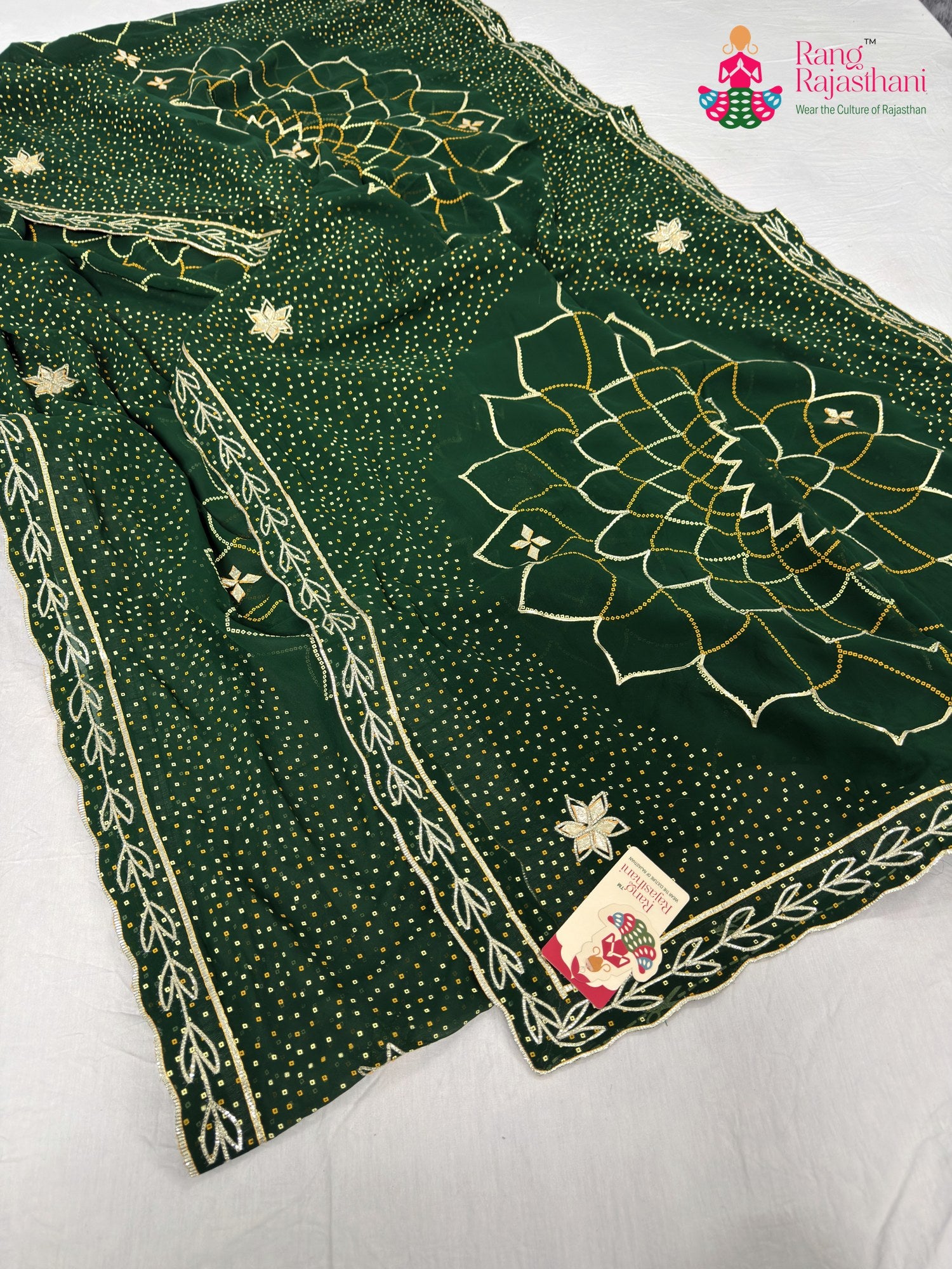 close up detailing of green synthetic bandhani saree