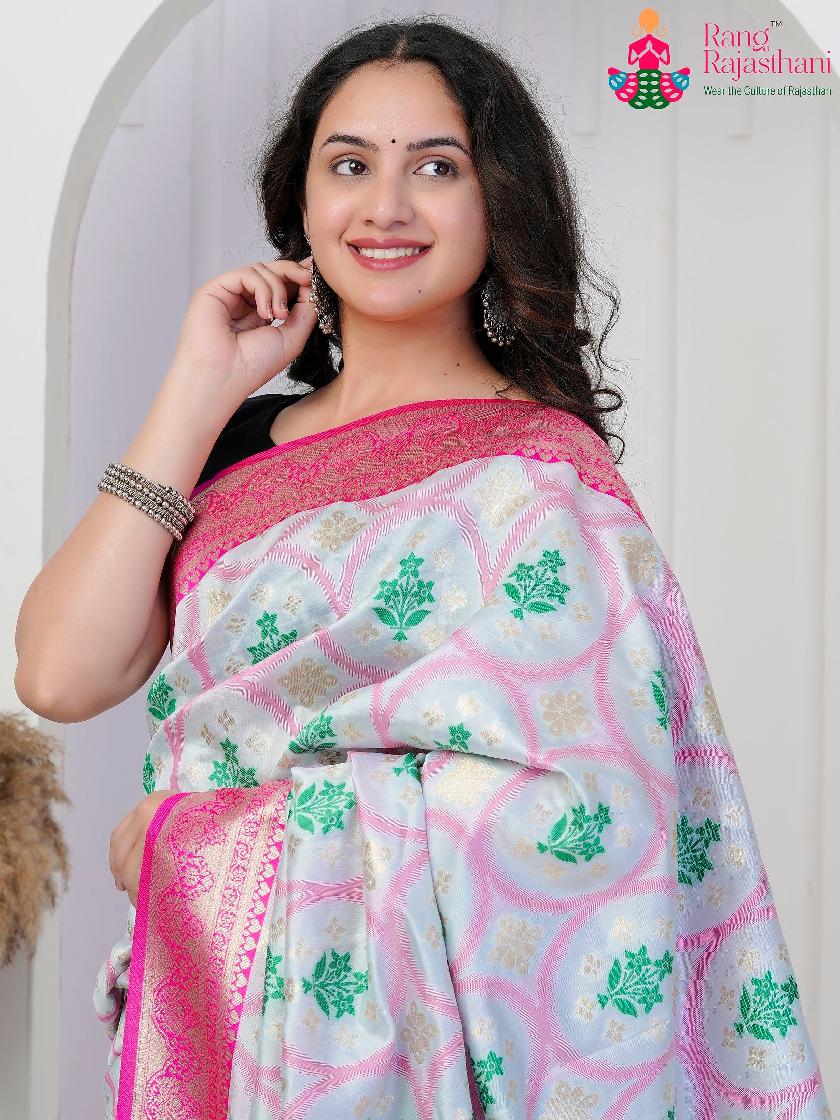 White SyntheticSilk saree with Printed close up detailing