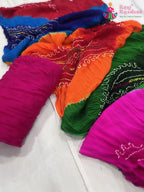 close up detailing of rani pure ojariya bandhani saree 