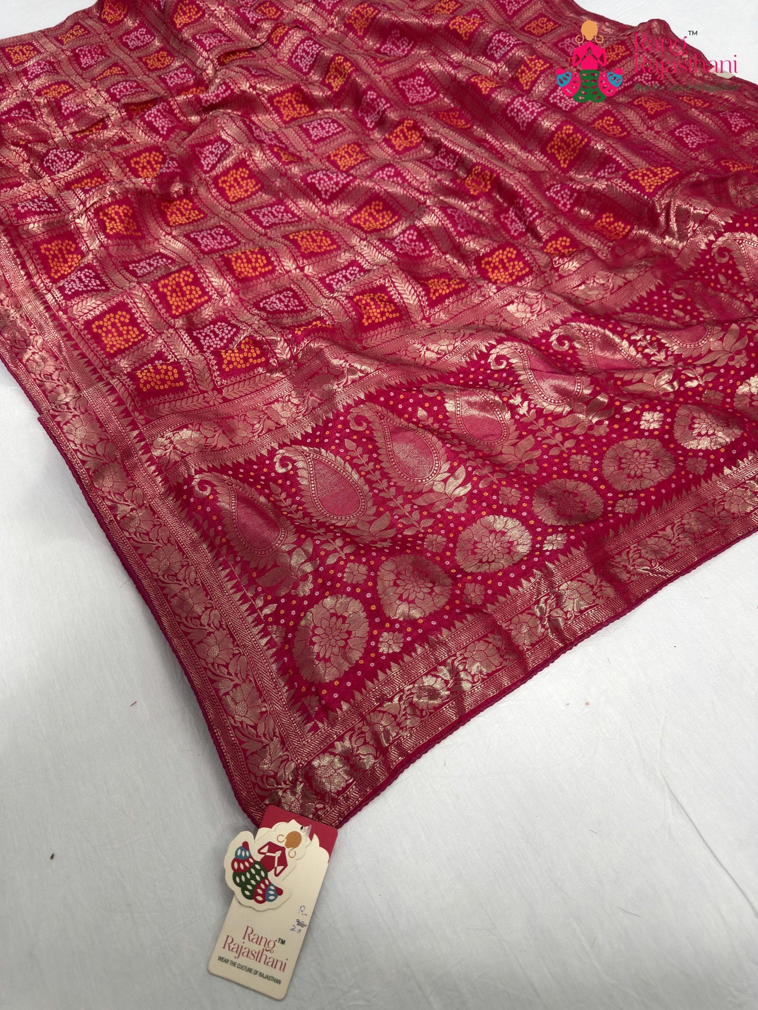 pallu detailing of rani pure dola silk banarasi zari weave saree