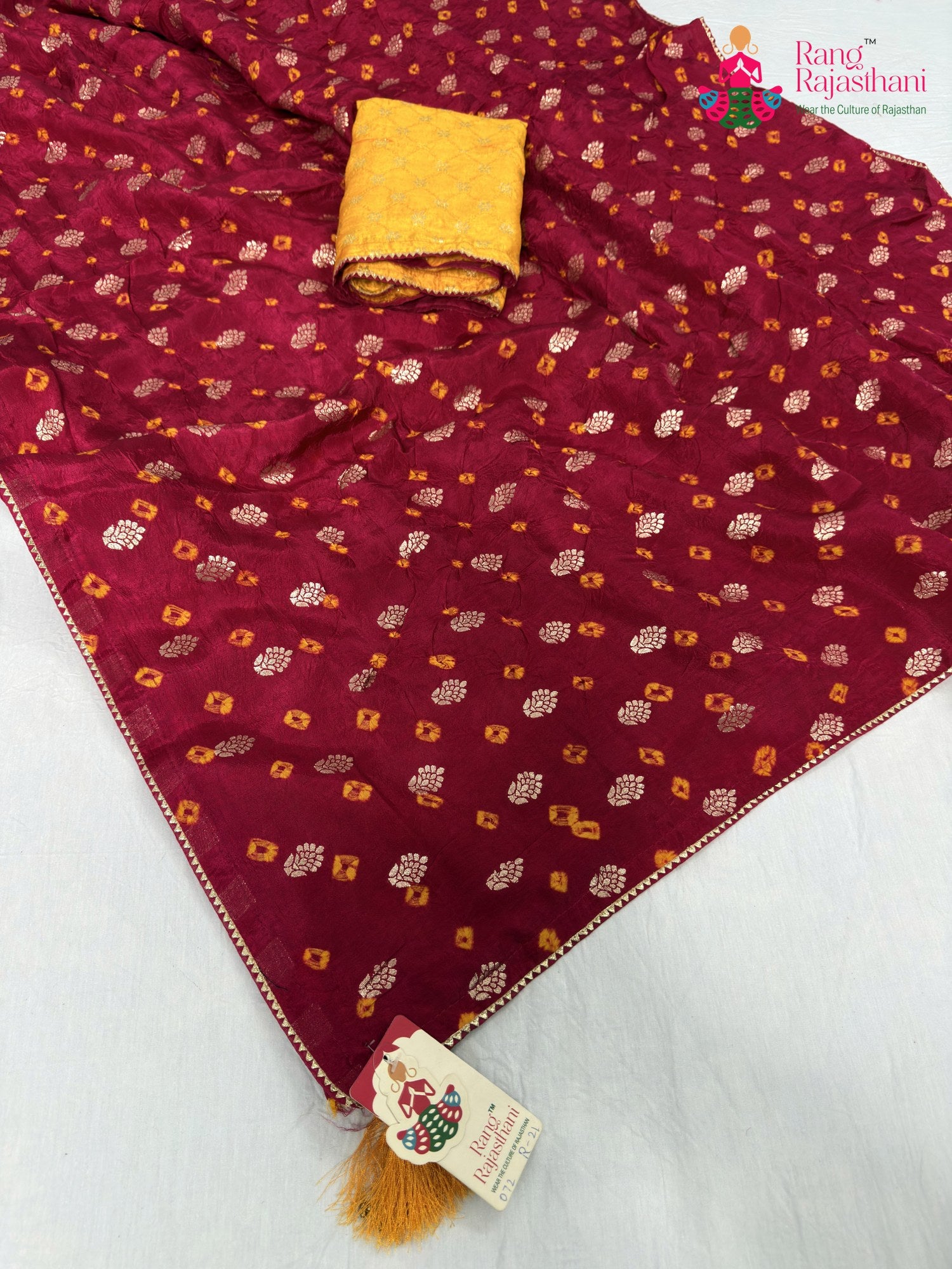 pallu detailing of rani pure dola silk bandhani saree