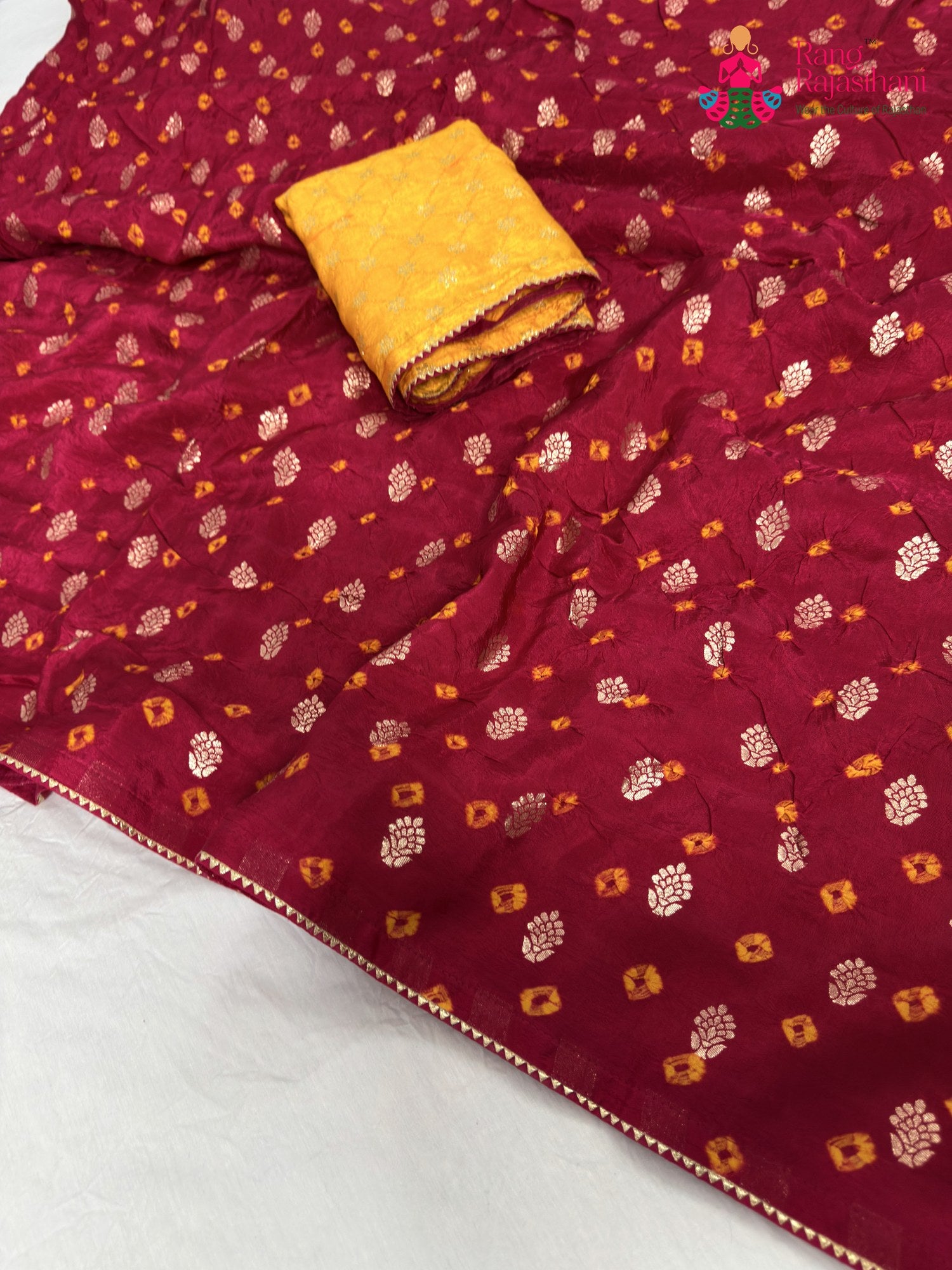 close up detailing of rani pure dola silk bandhani saree