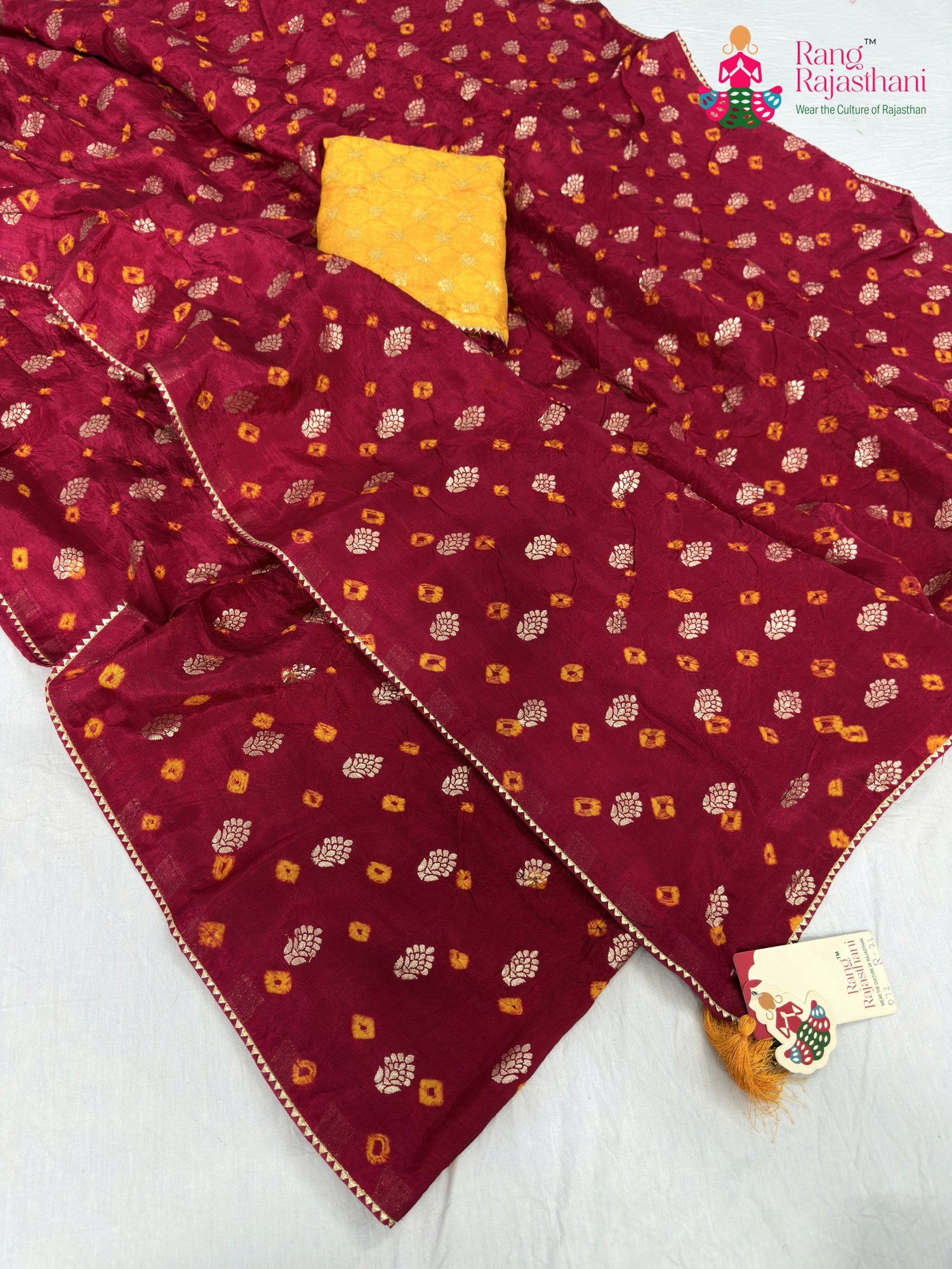 border detailing of rani pure dola silk bandhani saree