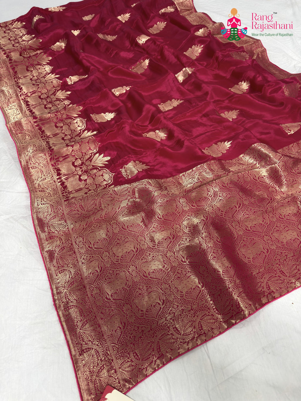 close up detailing of rani pure ho silk banarasi zari weave saree