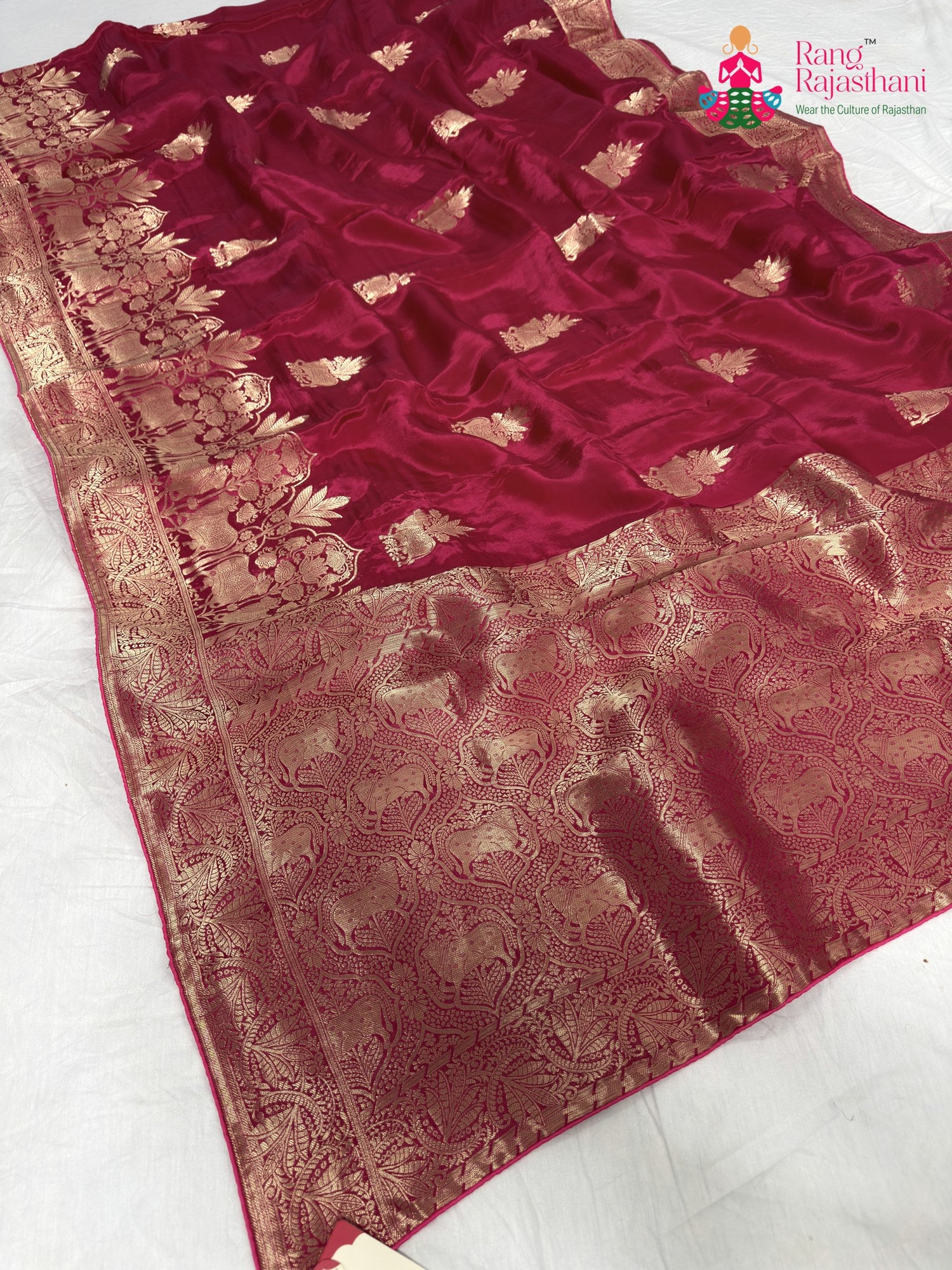 close up detailing of rani pure ho silk banarasi zari weave saree
