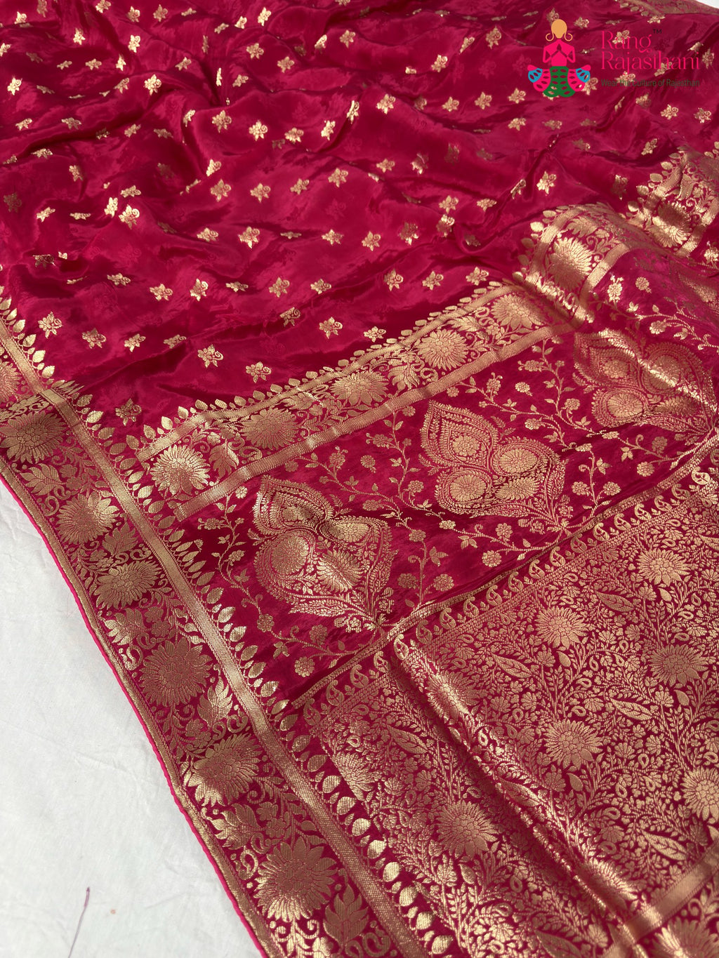 close up detailing of rani pure ho silk banarasi zari weave saree