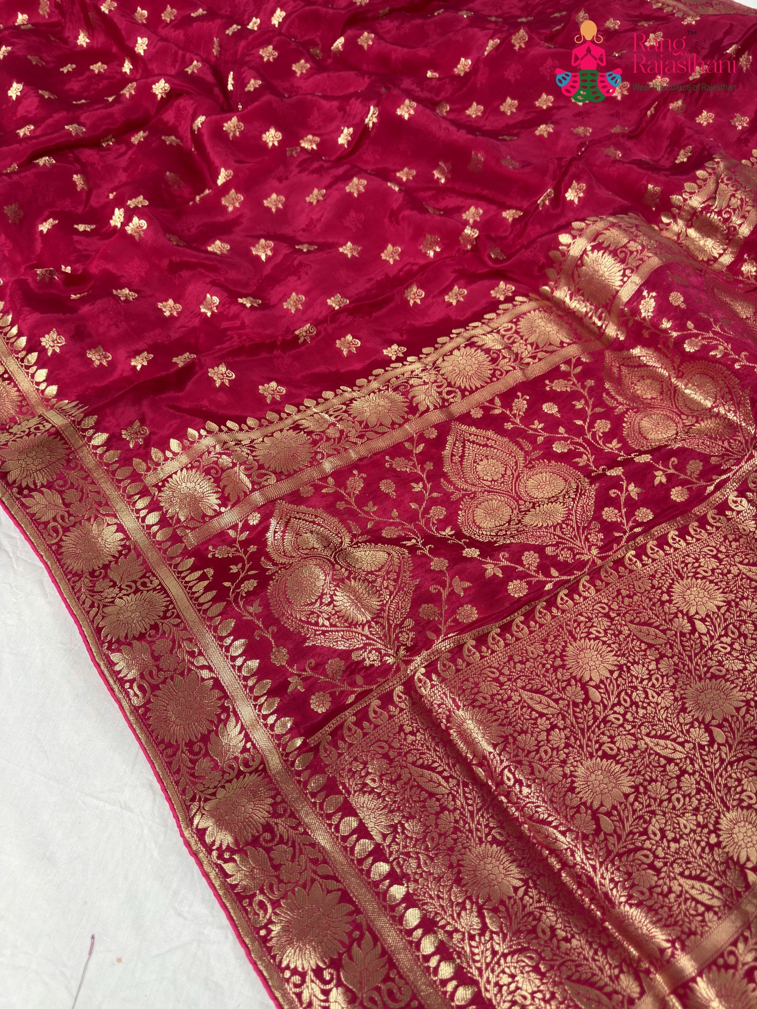 close up detailing of rani pure ho silk banarasi zari weave saree