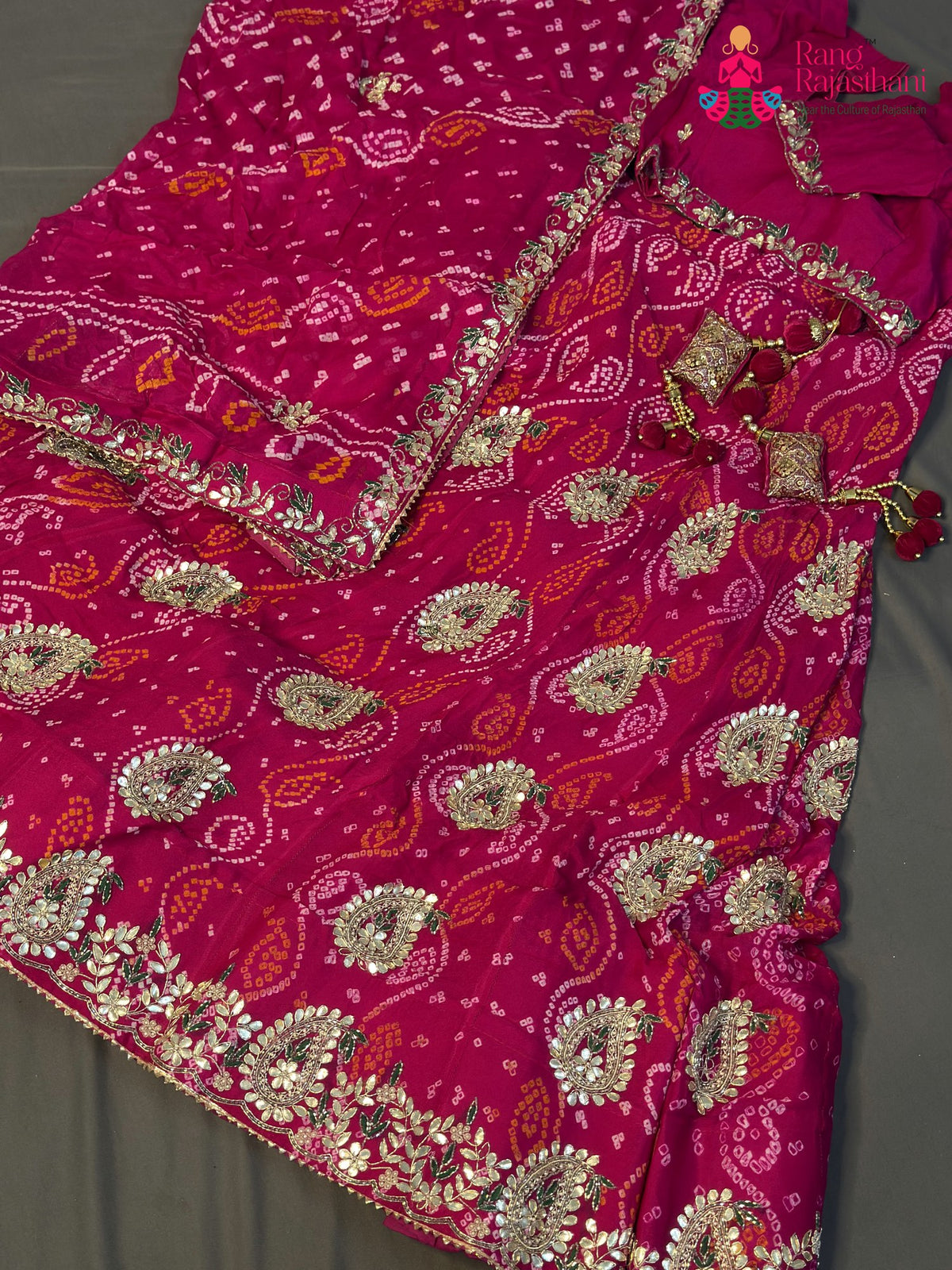 border detail of rani pure ojariya bandhani lehenga chunni