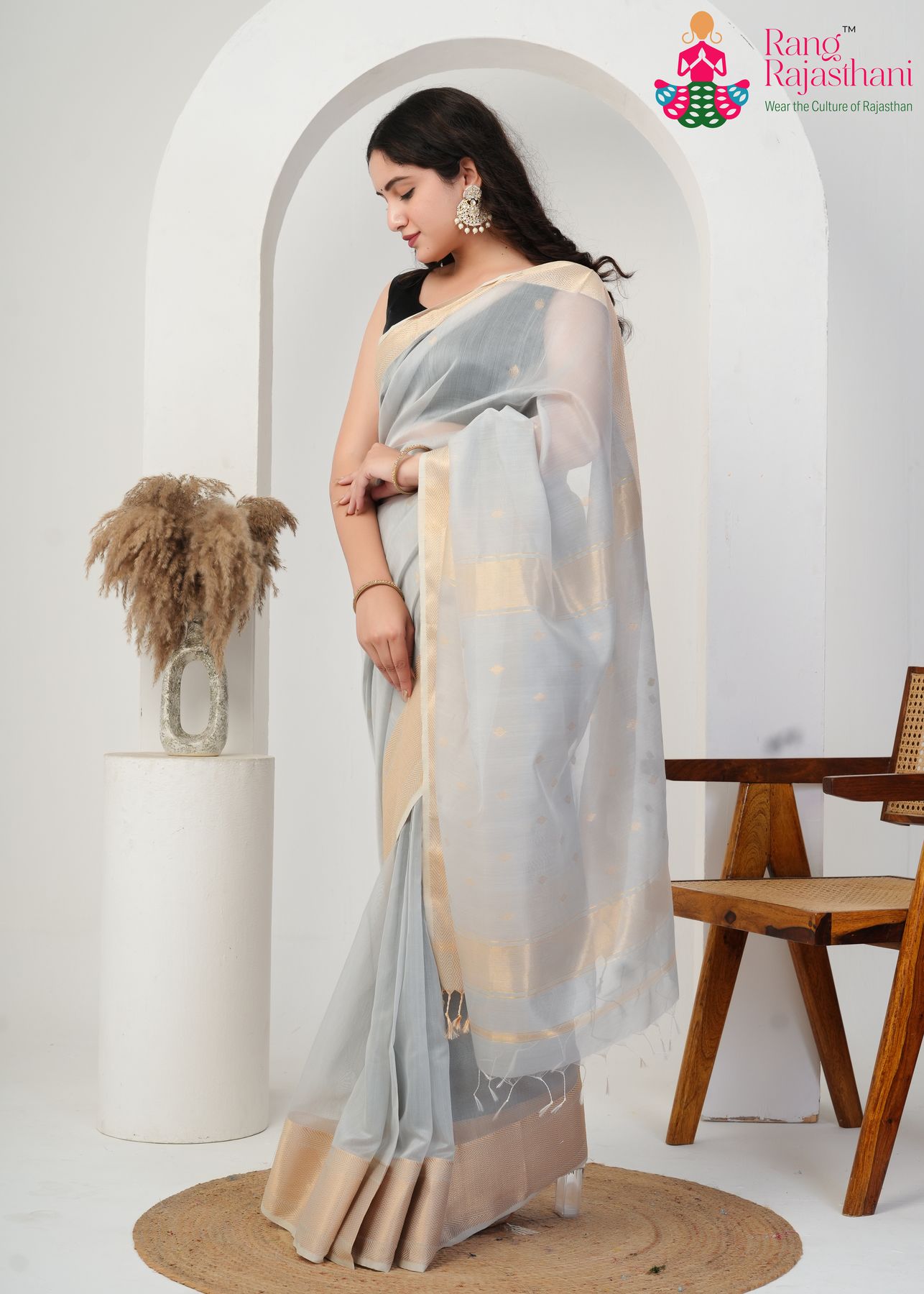 Silver Grey Maheshwari Silk Elegant Saree : Soft Grace