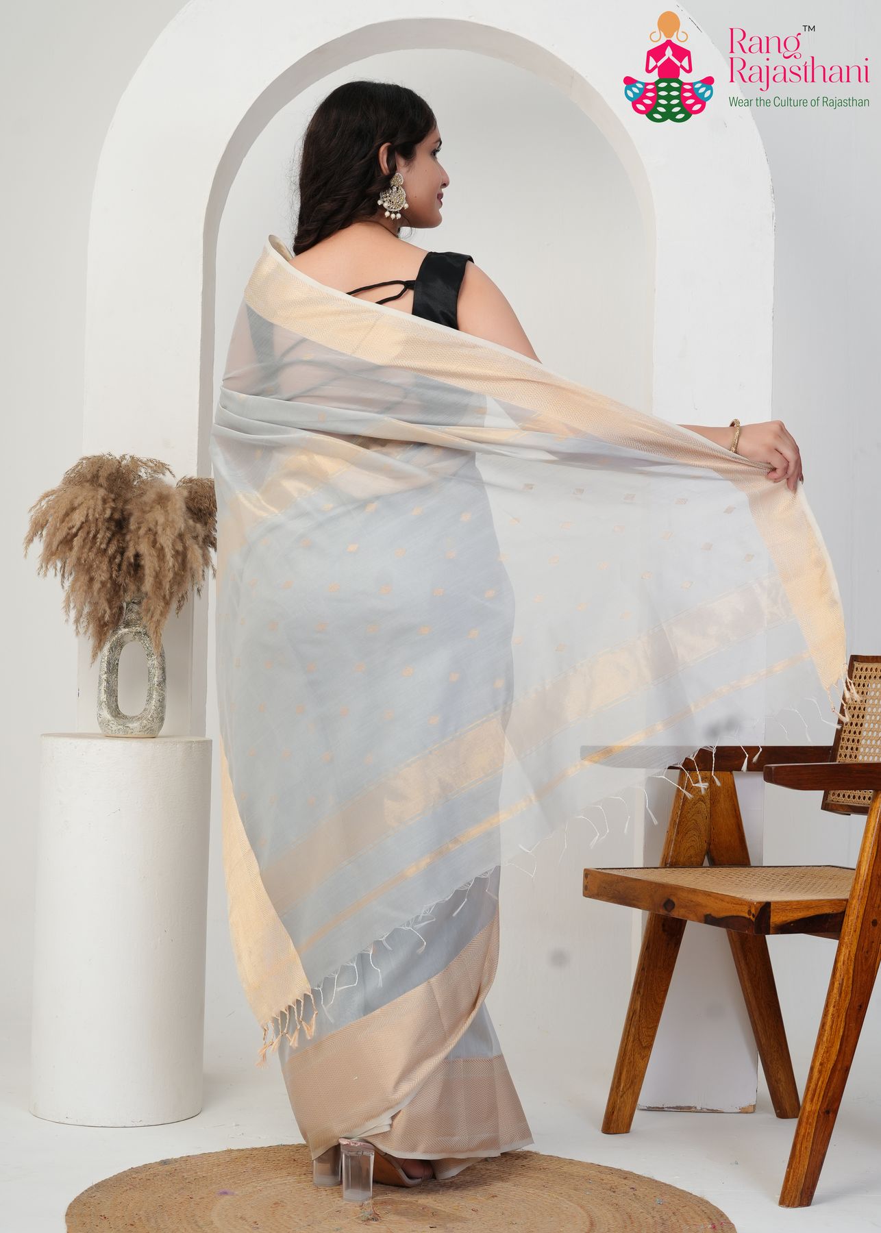 Silver Grey Maheshwari Silk Elegant Saree : Soft Grace