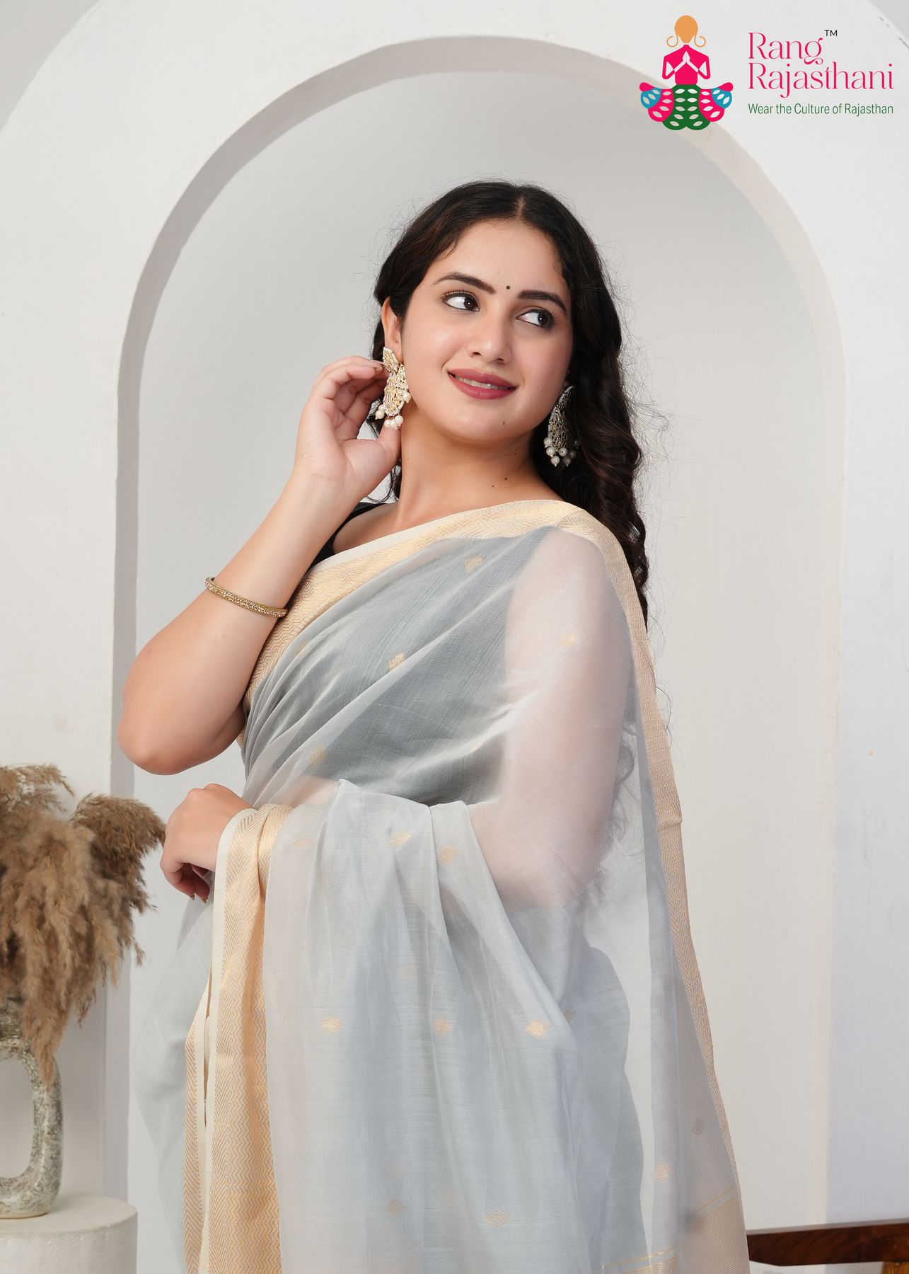 Silver Grey Maheshwari Silk Elegant Saree : Soft Grace