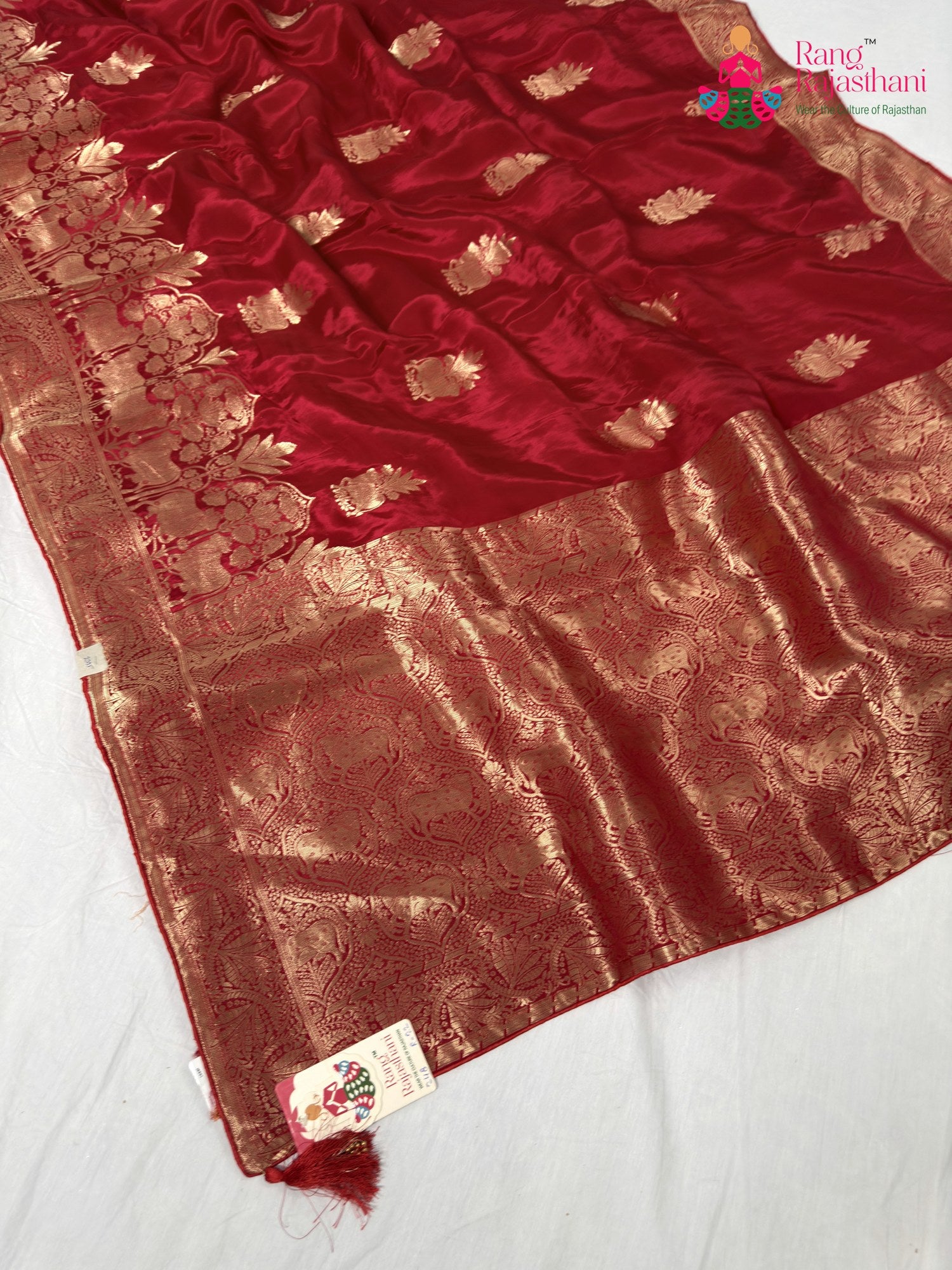 pallu detailing of red pure ho silk banarasi zari weave saree