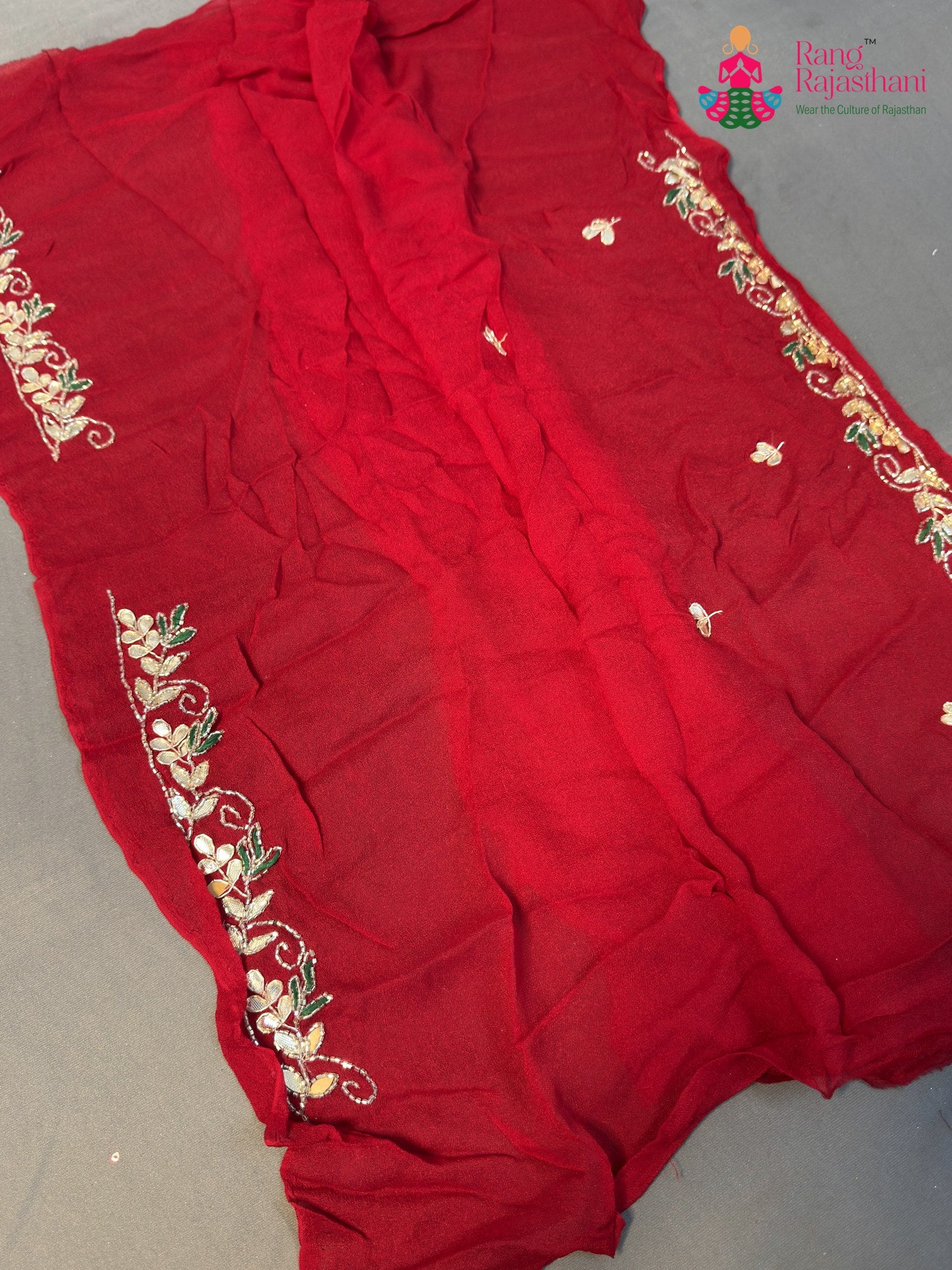 border detail of red pure ojariya bandhani lehenga chunni