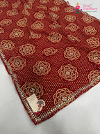 pallu detailing of red synthetic bandhani saree