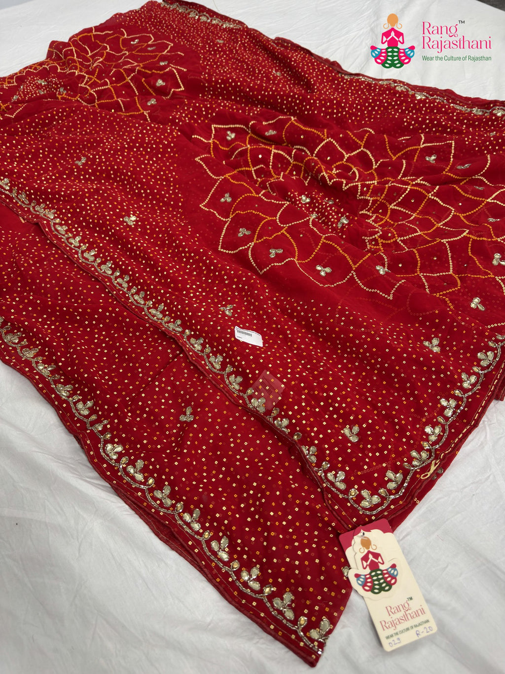 pallu detailing of red synthetic bandhani saree
