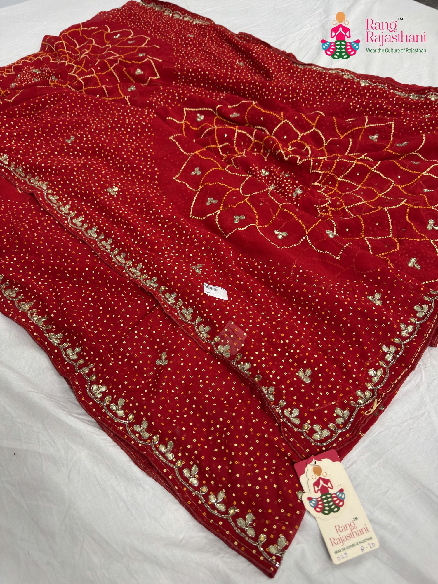 pallu detailing of red synthetic bandhani saree
