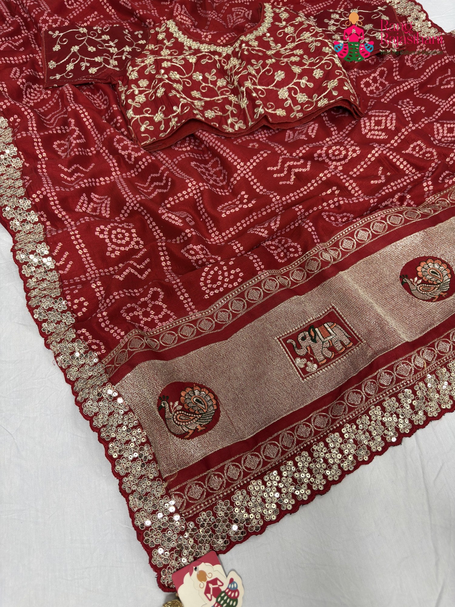 pallu detailing of red synthetic zari embroidery saree