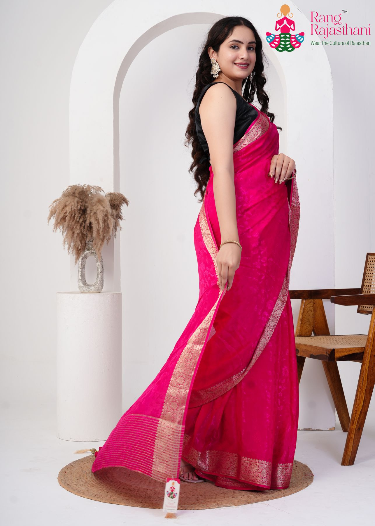Gajri Pure saree with Zari Work pallu detailing