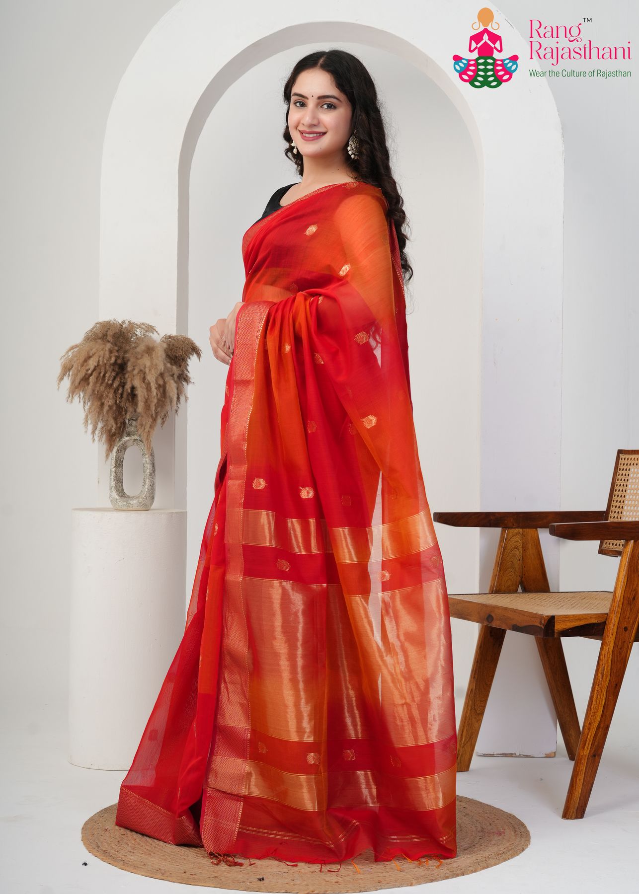 Red Maheshwari Silk Minimal Weave Saree : Pure Sophistication
