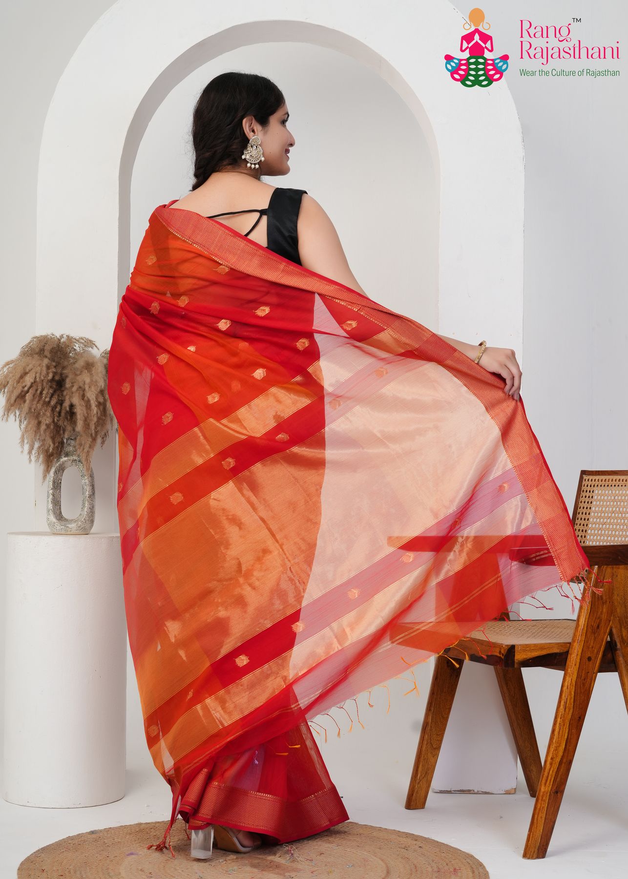 Red Maheshwari Silk Minimal Weave Saree : Pure Sophistication
