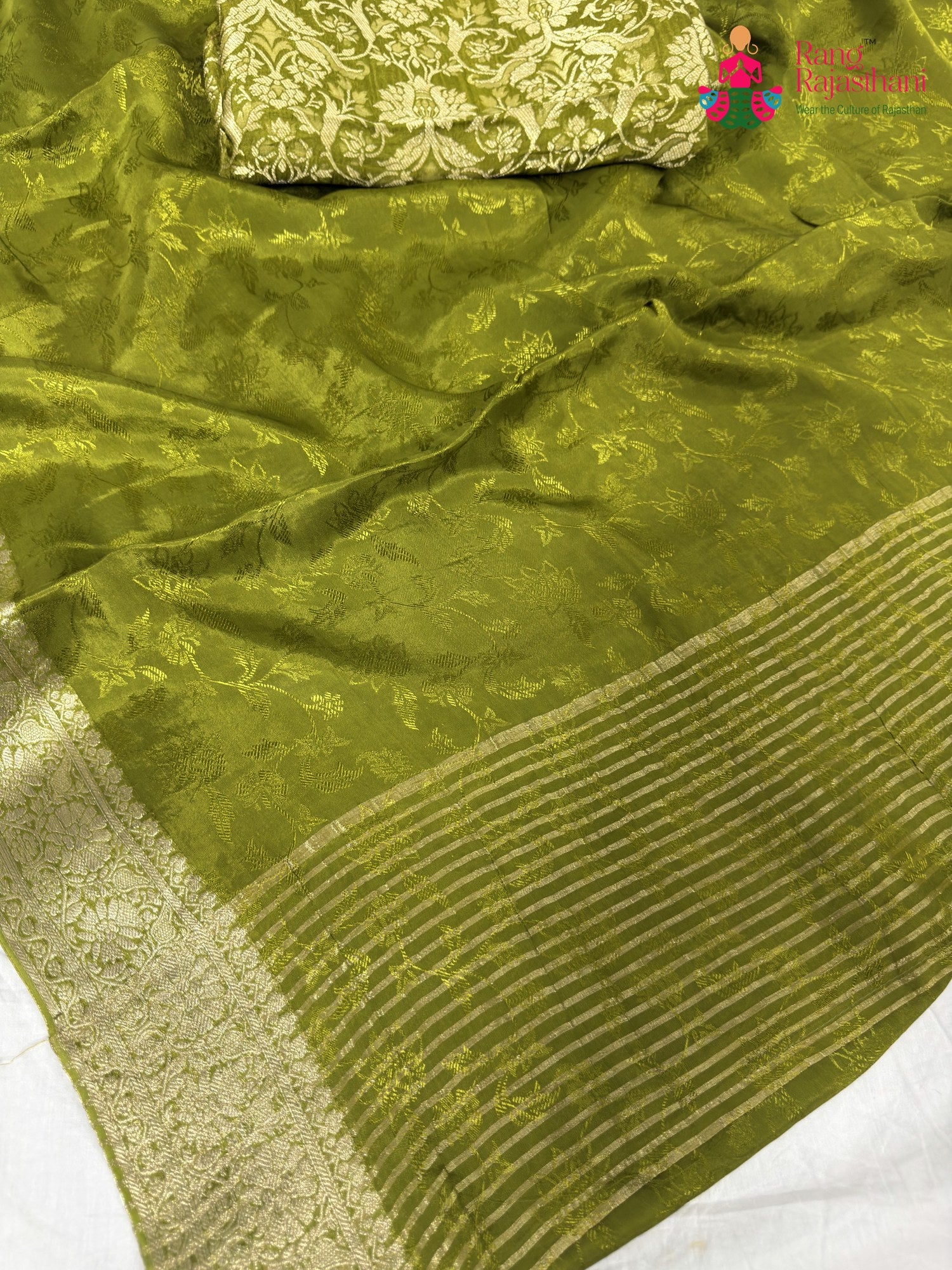 work detailing of trending mehendi saree
